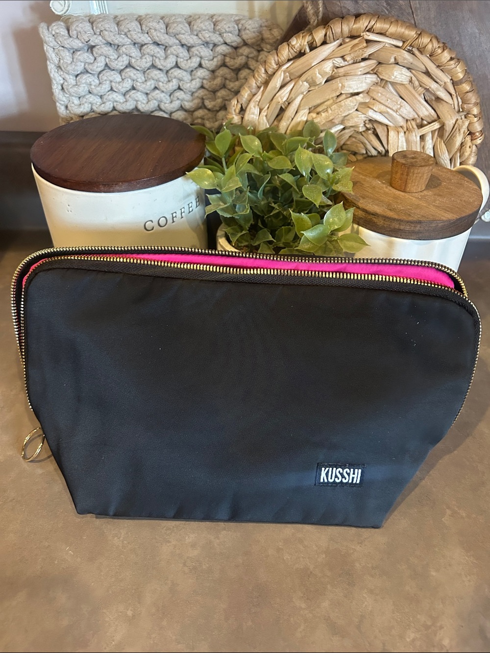 Kusshi Black Women's Cosmetic Travel Pouch Pink Lining Washable